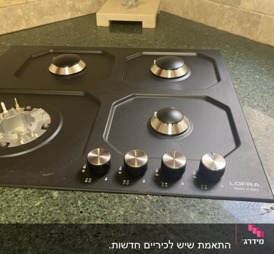 כיריים על משטח שיש ירוק במטבח